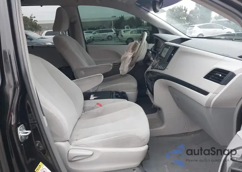 2013 Toyota Sienna Le V6 8 Passenger z USA, uszkodzony, nr VIN 5TDKK3DC6DS303392